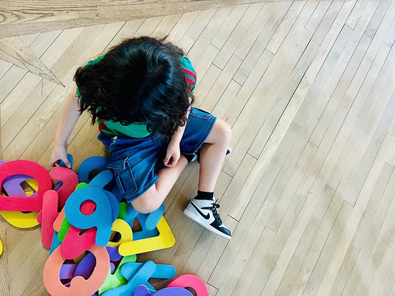 Actividad sensorial con arena de colores